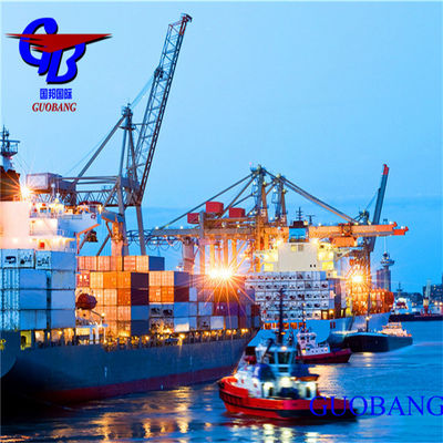 Transport de marchandises par camion depuis les fournisseurs jusqu'au port/entrepôt